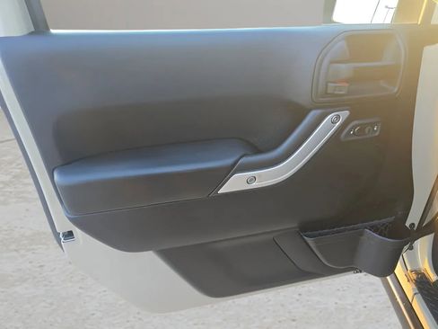 Used 2017 Jeep Wrangler Unlimited Rubicon w/ Connectivity Group image 24