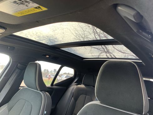 Used 2025 Volvo XC40 B5 Plus image 28