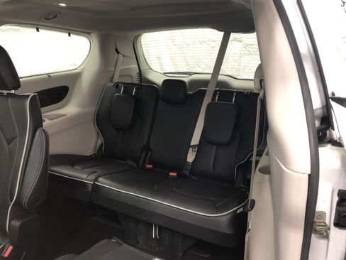 Certified 2024 Chrysler Pacifica Limited image 13