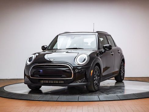 Used 2024 MINI Cooper 4-Door Hardtop w/ Signature Upholstery Package image 1