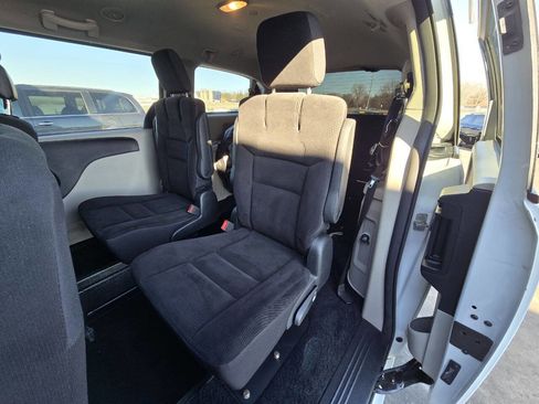 Used 2018 Dodge Grand Caravan SE w/ UConnect Hands-Free Group image 16