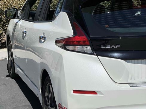 Used 2018 Nissan Leaf SV w/ SV Technology Package image 17