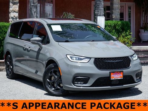Used 2022 Chrysler Pacifica Limited w/ S Appearance Package FWD image 2