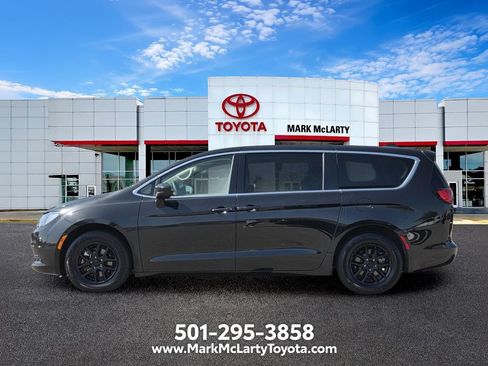 Used 2022 Chrysler Voyager LX FWD image 2