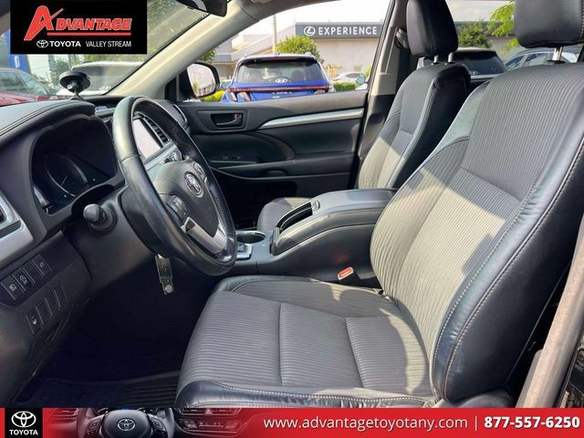 Used 2018 Toyota Highlander Plus AWD/4WD image 18