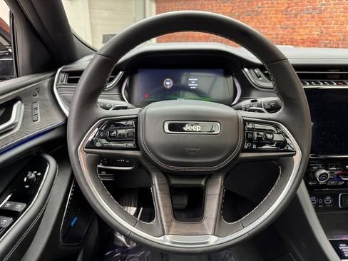 Used 2024 Jeep Grand Cherokee Overland w/ Luxury Tech Group IV image 14