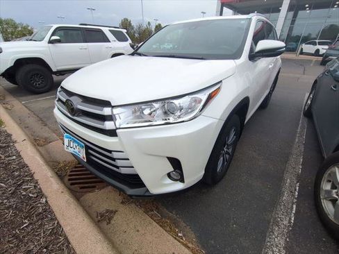 Certified 2019 Toyota Highlander XLE AWD/4WD image 9