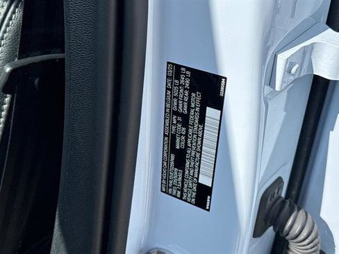 Certified 2025 Volvo XC40 B5 Plus AWD/4WD image 33