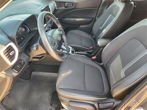 Used 2025 Hyundai Venue Limited image 13