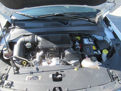 Used 2024 Jeep Compass Latitude image 11