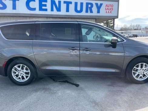 Used 2023 Chrysler Pacifica Touring-L FWD image 14
