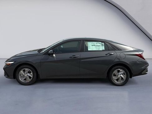 New 2026 Hyundai Elantra SE FWD image 2