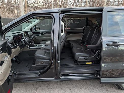 Used 2025 Kia Carnival LXS image 24