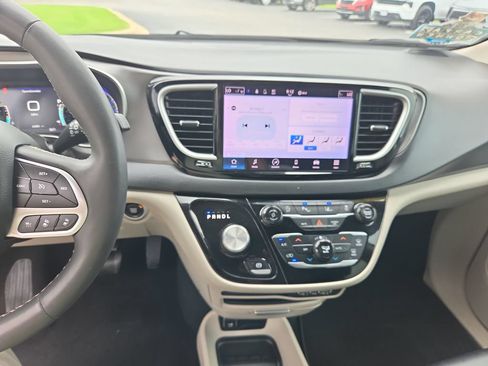 Used 2024 Chrysler Pacifica Touring-L FWD image 17