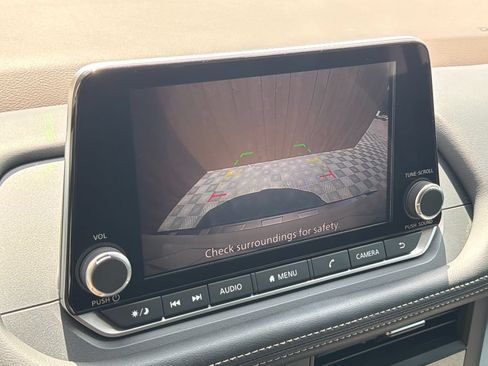 Used 2023 Nissan Rogue SV FWD image 8