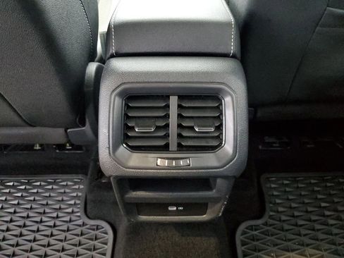 Used 2024 Volkswagen Taos SE w/ Panoramic Sunroof Package image 21