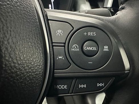 Used 2025 Toyota Corolla SE w/ SE Premium Package image 19