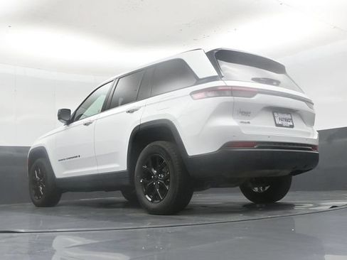 Used 2025 Jeep Grand Cherokee Altitude AWD/4WD image 43