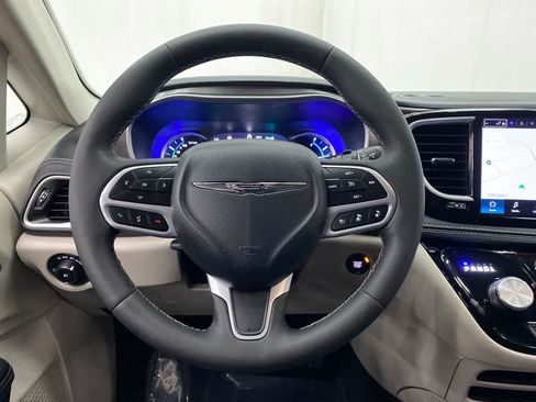 Used 2024 Chrysler Pacifica Limited FWD image 18