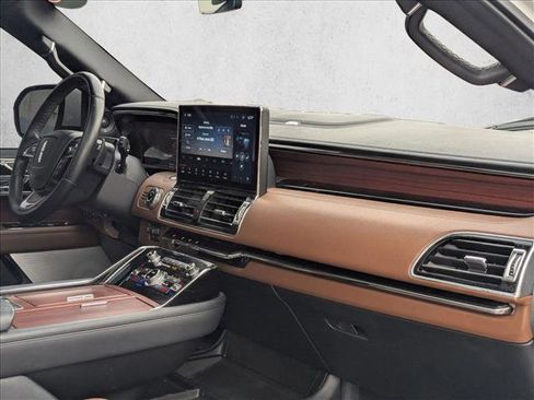 Used 2023 Lincoln Navigator Reserve image 21
