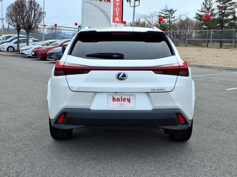 Used 2022 Lexus UX 200 w/ Premium Package image 6