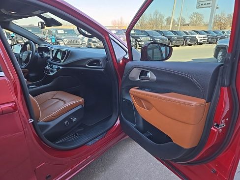 Used 2024 Chrysler Pacifica Pinnacle image 84