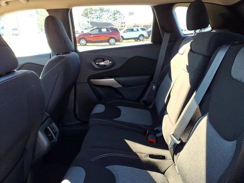 Used 2018 Jeep Cherokee Latitude w/ Cold Weather Group image 10