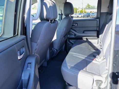 Used 2023 Nissan Frontier SV image 9