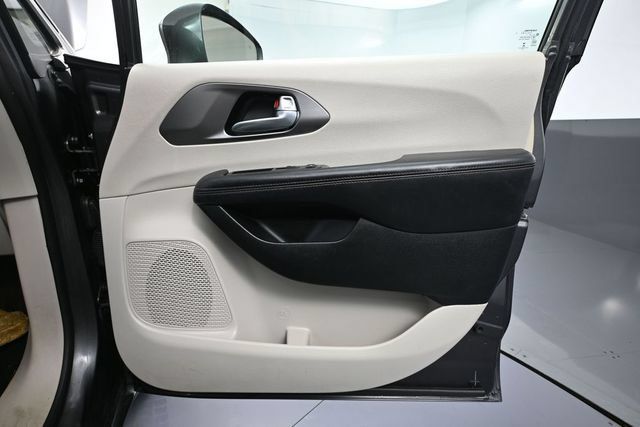 Used 2020 Chrysler Pacifica Touring-L FWD image 33