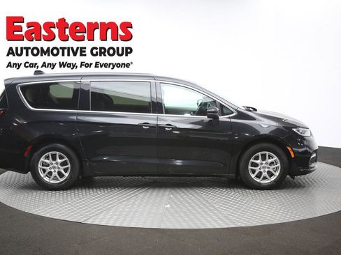 Used 2023 Chrysler Pacifica Touring-L FWD image 45