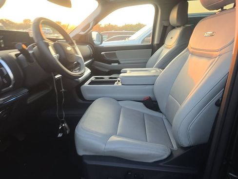 Used 2025 Ford Expedition Platinum w/ Driver's Package AWD/4WD image 5