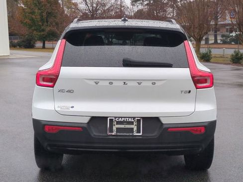 Used 2021 Volvo XC40 T5 R-Design image 4