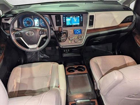 Used 2016 Toyota Sienna Limited image 18