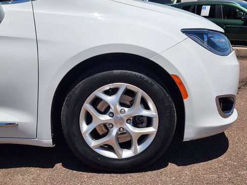 Used 2020 Chrysler Pacifica Limited FWD image 29