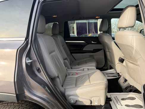 Used 2019 Toyota Highlander XLE AWD/4WD image 15