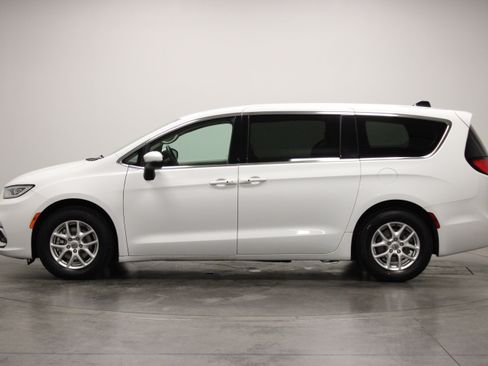 Used 2023 Chrysler Pacifica Touring-L FWD image 5