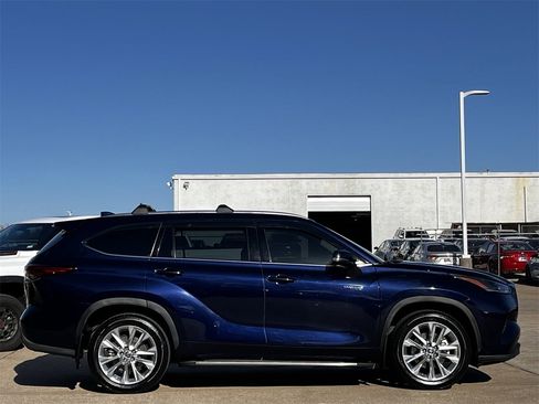 Used 2021 Toyota Highlander Limited image 3