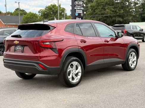 Used 2024 Chevrolet Trax LS w/ LS Convenience Package FWD image 9