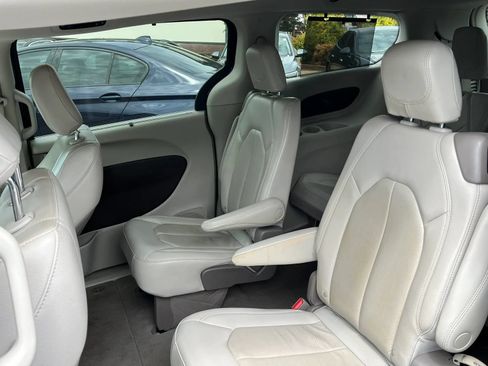 Used 2021 Chrysler Pacifica Touring-L FWD image 12