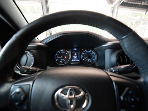 Used 2021 Toyota Tacoma TRD Sport AWD/4WD image 15