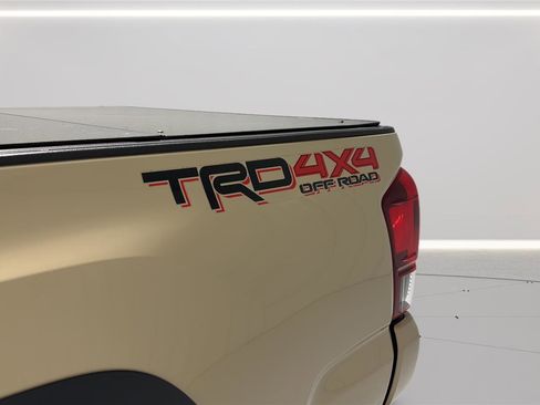 Used 2018 Toyota Tacoma TRD Off-Road w/ Technology Package AWD/4WD image 33