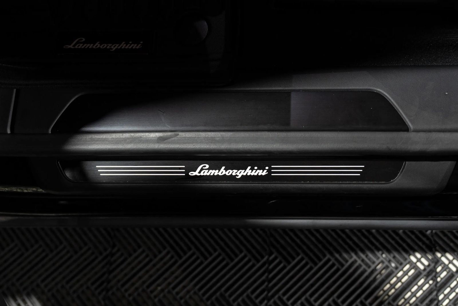 Used 2025 Lamborghini Urus SE AWD/4WD image 14