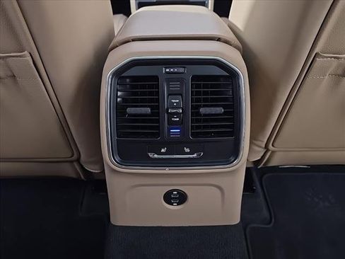 Certified 2025 Porsche Macan image 25