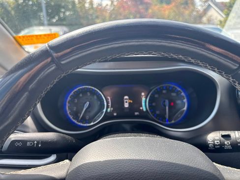 Used 2022 Chrysler Pacifica Touring-L FWD image 7