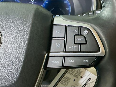 Used 2024 Toyota Highlander Limited image 17