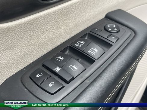 Used 2024 Chrysler Pacifica Touring-L image 12