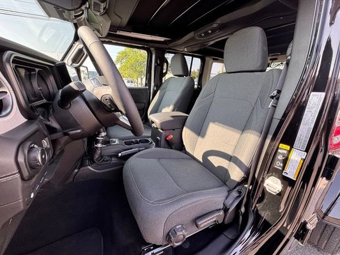 Certified 2025 Jeep Wrangler Unlimited Sahara w/ Safety Group AWD/4WD image 13
