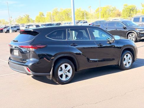 Used 2024 Toyota Highlander LE AWD/4WD image 6