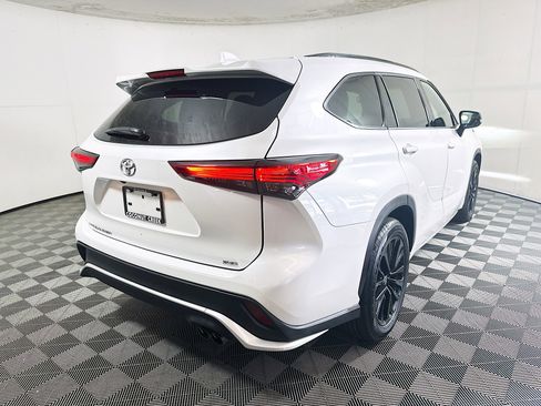 Used 2023 Toyota Highlander XSE image 3