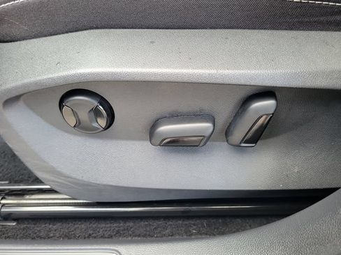 Certified 2023 Volkswagen Taos SE w/ Panoramic Sunroof Package FWD image 18